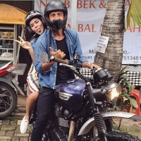 Rumor kedekatan Raisa dan Hamish mencuat pada September 2016. Penggemar menduga keduanya menjalin hubungan asmara, terlebih Hamish hadir di konser Raisa. Desas-desus itu akhirnya terjawab pada Desember 2016 saat Hamish memamerkan fotonya membonceng Raisa naik motor. Foto: Instagram