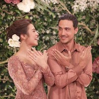 Pada pertengahan Mei 2017, Raisa dan Hamish mantap untuk bertunangan, tampil serasi dalam balutan busana bernuansa pink. Momen tersebut disebut-sebut sebagai “Hari Patah Hati Nasional” karena membuat banyak penggemar nyesek dan emosional. Foto: Instagram