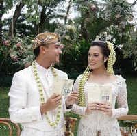 Setelah kelahiran putrinya Zalina pada Februari 2019, Raisa dan Hamish dapat merayakan Hari Raya Idulfitri bertiga. Foto ini memperlihatkan raut wajah bahagia mereka sebagai orang tua. Foto: Instagram