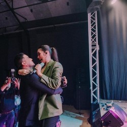Momen Manis Hamish Daud Kasih Pelukan dan Bunga saat Raisa Manggung