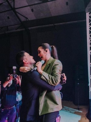 Momen Manis Hamish Daud Kasih Pelukan dan Bunga saat Raisa Manggung