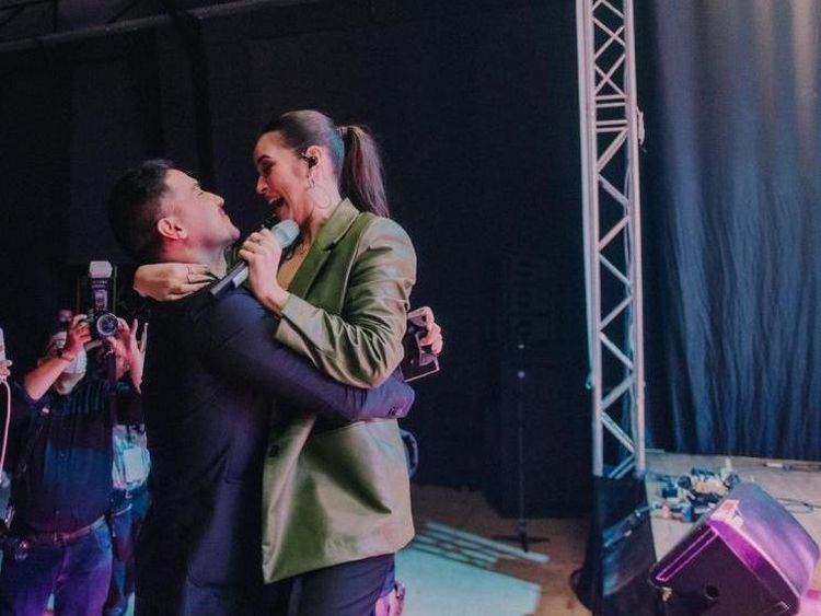 Momen Manis Hamish Daud Kasih Pelukan dan Bunga saat Raisa Manggung