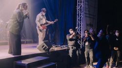Momen Manis Hamish Daud Kasih Pelukan dan Bunga saat Raisa Manggung
