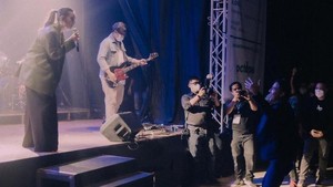 Senyum Raisa jadi makin manis waktu Hamish Daud tiba-tiba muncul dari kejauhan saat dirinya lagi manggung di sebuah acara di Blok M saat itu. Foto: Instagram Raisa