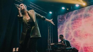 Panggung ini adalah bentuk dukungan Raisa buat proyek lingkungan Hamish waktu pada 2022 yang bikin semua orang makin salut sama mereka. Foto: Instagram Raisa