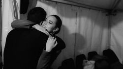 Momen Manis Hamish Daud Kasih Pelukan dan Bunga saat Raisa Manggung