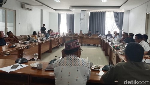Suasana Raker DPRD Manggarai Barat dengan TAPD Manggarai Barat di Kantor DPRD Manggarai Barat, Kamis (23/10/2025) sore. (Ambrosius Ardin)