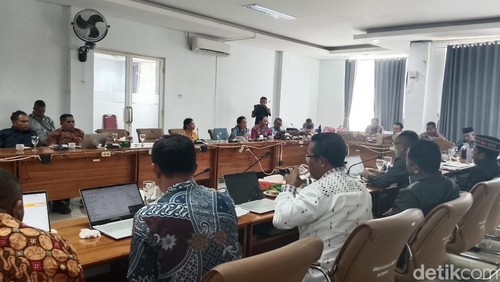 Suasana Raker DPRD Manggarai Barat dengan TAPD Manggarai Barat di Kantor DPRD Manggarai Barat, Kamis (23/10/2025) sore. (Ambrosius Ardin)