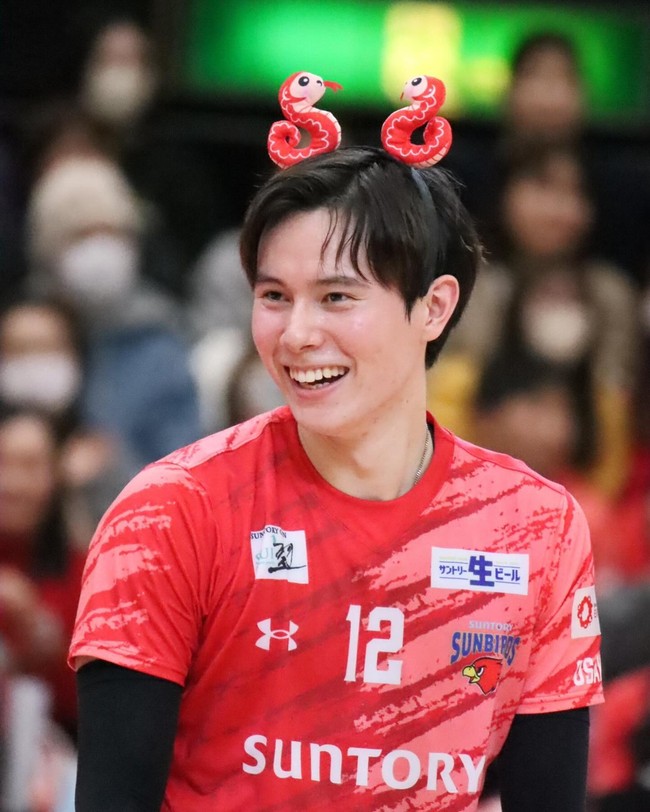 Ran Takahashi sebelumnya tidak diketahui memiliki kekasih. Atlet nasional berdarah Jepang, Jerman, dan Amerika Serikat itu pun menuai sorotan ketika namanya dikaitkan dengan aktris AV (adult video) Kawakita Ayaka.  Foto: Instagram @ran.volleyball0902