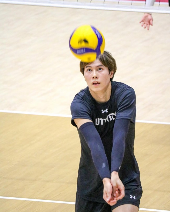 Sering viral karena pesonanya di lapangan, nama Ran Takahashi baru-baru ini malah tercoreng karena skandal. Dilansir media lokal, Ran diduga berselingkuh dan memiliki hubungan dengan seorang bintang panas. Bikin syok para penggemar, Ran menuai banyak hujatan. Foto: Instagram @ran.volleyball0902