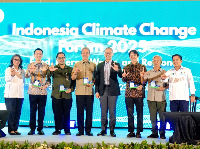 Rangkaian acara Indonesia Climate Change Forum 2025 (ICCF 2025) resmi ditutup pada Kamis (23/10). Sepanjang penyelenggaraannya, forum ini menghadirkan berbagai pihak, mulai dari Menteri dan Wakil Menteri, BUMN, pelaku usaha di bidang energi terbarukan, hingga pegiat iklim.