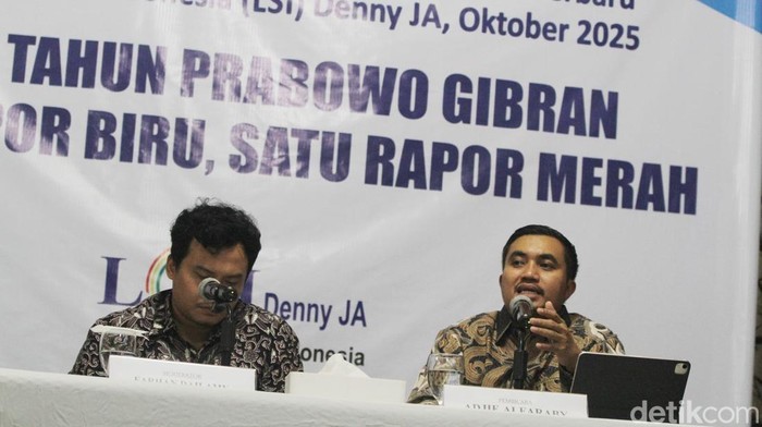 Rapor Setahun Prabowo-Gibran: Diplomasi Cemerlang, Ekonomi Masih Jadi PR Peneliti senior LSI Denny JA, Adjie Alfaraby (kanan), didampingi moderator Farhan Dailamy, memaparkan hasil survei nasional bertema βSatu Tahun Prabowo-Gibran: Lima Rapor Biru, Satu Rapor Merahβ dalam jumpa pers di Jakarta, Kamis (23/10/2025).