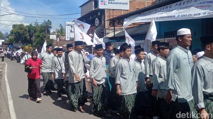 Ribuan santri mengikuti pawai peringatan Hari Santri Nasional