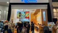 Sebelum buka di Jakarta, gerai Rollti sudah cukup ternama di Malaysia. Karena sajian menunya yang unik membuat Rollti banyak disukai. Ada 6 cabang di Malaysia yang tersebar di The Starling Mall hingga Nu Sentral. Foto: dok. Rollti Indonesia Sebelum buka di Jakarta, gerai Rollti sudah cukup ternama di Malaysia. Karena sajian menunya yang unik membuat Rollti banyak disukai. Ada 6 cabang di Malaysia yang tersebar di The Starling Mall hingga Nu Sentral. Foto: dok. Rollti Indonesia