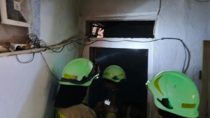 Rumah tinggal di Pademangan, Jakarta Utara (Jakut) terbakar. Tiga orang alami luka bakar akibat kebakaran ini. (dok Damkar Jakut)