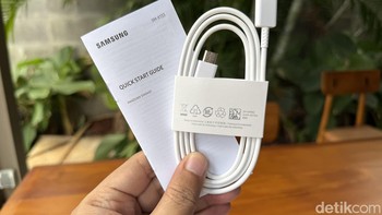 Dalam pake penjualannya hanya diberikan kabel charger USB-C to USB-C. Foto: Adi Fida Rahman/detikINET
