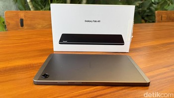 Ditenagai baterai 5.100 mAh, tablet ini mampu menemani pengguna seharian tanpa khawatir kehabisan daya, cocok untuk menemani perjalanan, bekerja, hingga belajar online. Foto: Adi Fida Rahman/detikINET