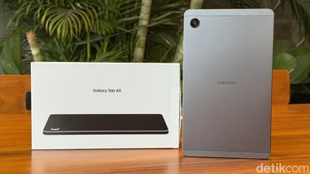 Galaxy Tab A11 tersedia dalam warna Gray pada dua pilihan. Harganya sebagai berikut Galaxy Tab A11 WiFi Rp 1.999.000. Sementara Galaxy Tab A11 LTE Rp 2.499.000. Setiap pembelian mendapatkan travel adapter senilai Rp 299.000. Foto: Adi Fida Rahman/detikINET