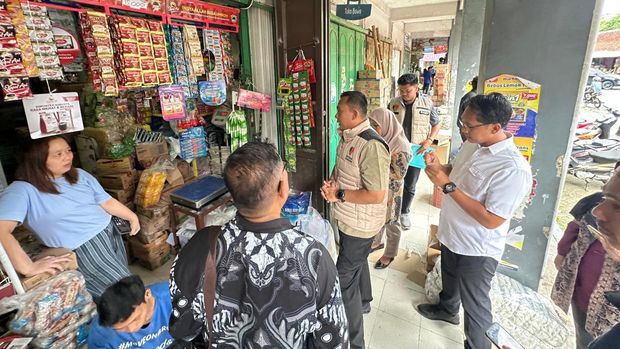 Tim Satgas Pangan Bareskrim Polri saat mengecek harga beras di sejumlah titik di Purbalingga.