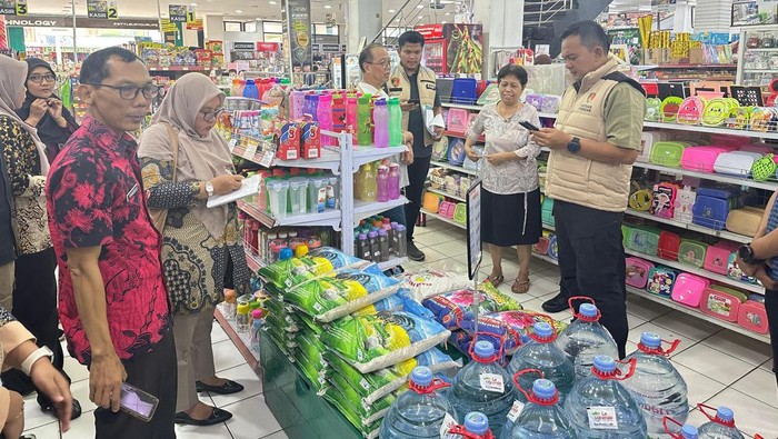 Tim Satgas Pangan Bareskrim Polri saat mengecek harga beras di sejumlah titik di Purbalingga.
