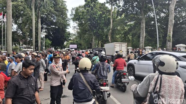 Sejumlah pemilik dan sopir angkutan perkotaan (angkot) di Kota Bogor berunjuk rasa menuntut perpanjangan batas usia operasional angkot. (M Sholihin/detikcom)