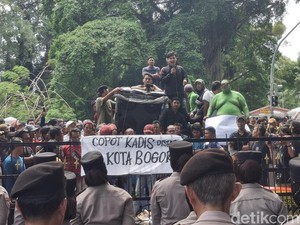 Sejumlah Sopir Demo Balai Kota Bogor, Protes Pembatasan Usia  Angkot