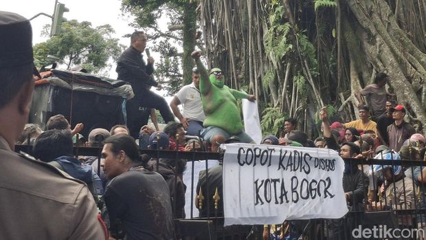 Sejumlah pemilik dan sopir angkutan perkotaan (angkot) di Kota Bogor berunjuk rasa menuntut perpanjangan batas usia operasional angkot. (M Sholihin/detikcom)