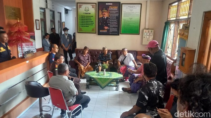 Sejumlah warga Desa Sudaji, Kecamatan Sawan, Kabupaten Buleleng, kembali mendatangi Kejaksaan Negeri (Kejari) Buleleng, Kamis (23/10/2025). (Foto: Made Wijaya Kusuma/detikBali)