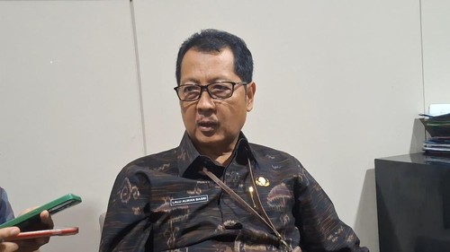 Sekda Mataram, Lalu Alwan Basri, saat diwawancarai di ruangannya, Kamis (24/10/2025). (Nathea Citra/detikBali)