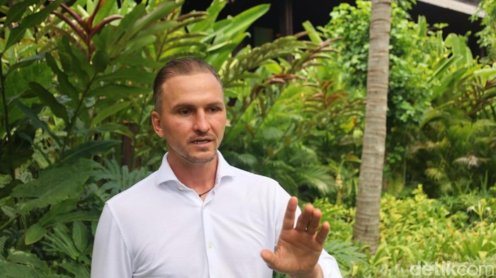 Sergei Domogatskii saat ditemui awak media di Sanur, Denpasar, Selasa (21/10/2025). (Aryo Mahendro/detikBali).