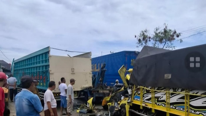 Situasi kecelakaan di jalur Pantura Cirebon
