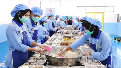 Relawan Dapur MBG Polres OKI menyiapkan menu makanan.