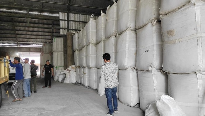 Stok gabah di salah satu tempat penggilingan padi di Badung, Kamis (23/10/2025). (Agus Eka/detikBali)