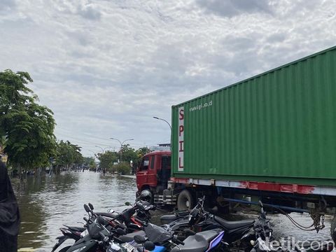 Suasana banjir di Jalan Pantura Kaigawe Semarang-Demak, Kelurahan Tambakrejo, Gayamsari, Kota Semarang, Kamis (23/10/2025).