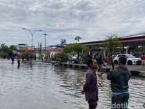 Banjir Jalur Pantura Kaligawe Semarang Kian Parah, Motor-Mobil Putar Balik