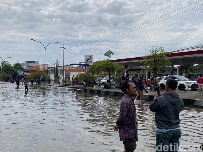 Suasana banjir di Jalan Pantura Kaigawe Semarang-Demak, Kelurahan Tambakrejo, Gayamsari, Kota Semarang, Kamis (23/10/2025).