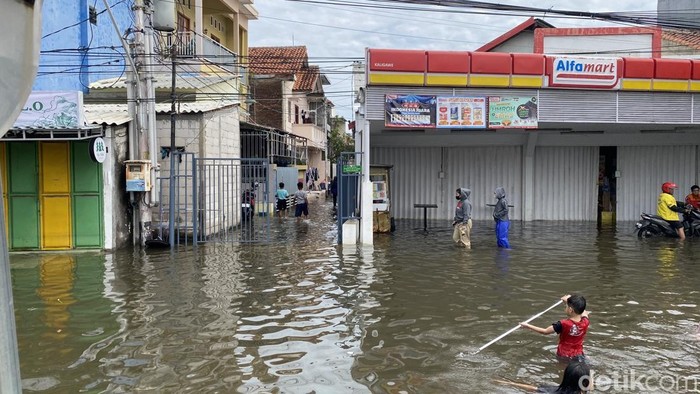Suasana banjir di Jalan Pantura Kaigawe Semarang-Demak, Kelurahan Tambakrejo, Kecamatan Gayamsari, Kota Semarang, Kamis (23/10/2025). Suasana banjir di Jalan Pantura Kaigawe Semarang-Demak, Kelurahan Tambakrejo, Gayamsari, Kota Semarang, Kamis (23/10/2025).