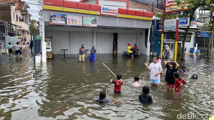 Suasana banjir di Jalan Pantura Kaigawe Semarang-Demak, Kelurahan Tambakrejo, Gayamsari, Kota Semarang, Kamis (23/10/2025).