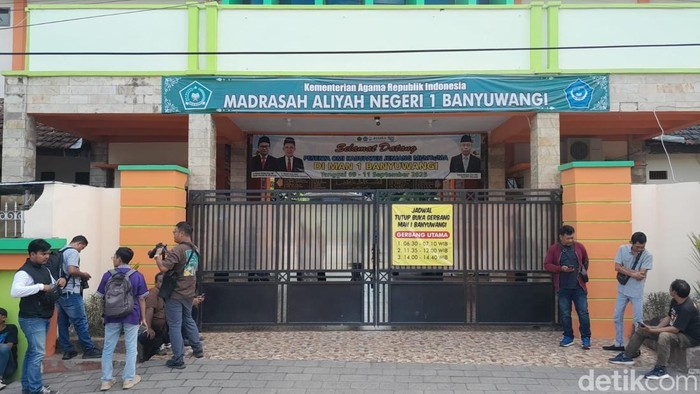 Suasana di depan MAN 1 Banyuwangi