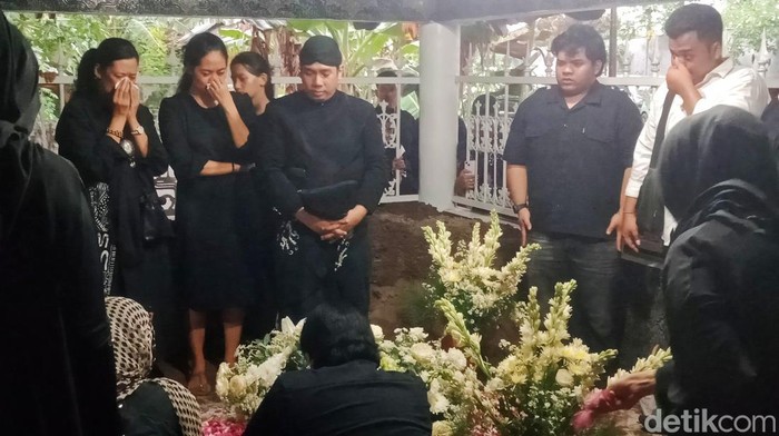 Suasana pemakaman Ki Anom Suroto di Depokan, Juwiring, Klaten Kamis (23/10/2025).
