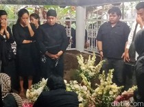 Ki Anom Suroto Dikebumikan di Samping Makam Ayahnya