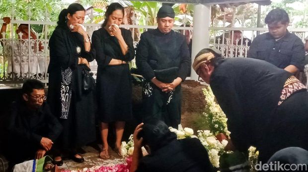 Suasana pemakaman Ki Anom Suroto di Depokan, Juwiring, Klaten Kamis (23/10/2025).
