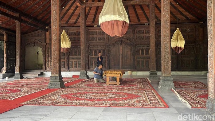 Suasana rumah duka dalang Ki Anom Suroto di Ndalem Timasan, Makamhaji, Sukoharjo, Kamis (23/10/2025).