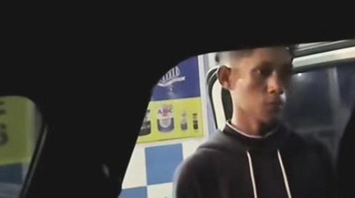 Tampang jukir liar palak penumpang taksi online di area Pelabuhan Makassar.
