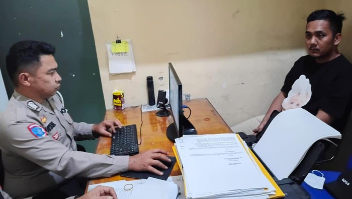 Teks foto: Petugas kepolisian saat memeriksa DJ Parlin. (Foto: dok Satlantas Polrestabes Medan)