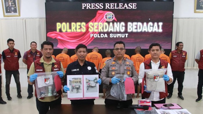 Teks foto: Polisi saat merilis kasus calon PMI ilegal. (Foto: dok. Polres Sergai)