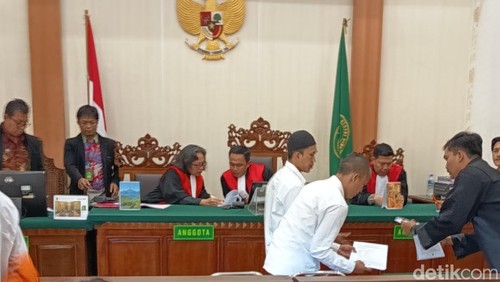 M Babul Wahyudi (33) dan Dimas Ari Ramadhan (23) saat menjalani sidang kasus pembunuhan di ruang Tirta, Pengadilan Negeri (PN) Denpasar, Kamis (23/10/2025).
