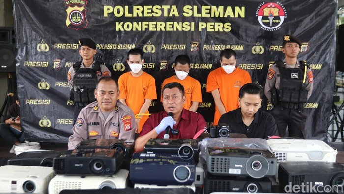 Tiga pelaku pembobolan sekolah yang dibekuk jajaran Reskrim Polresta Sleman saat dirilis di Mapolresta Sleman, Kamis (23/10/2025).