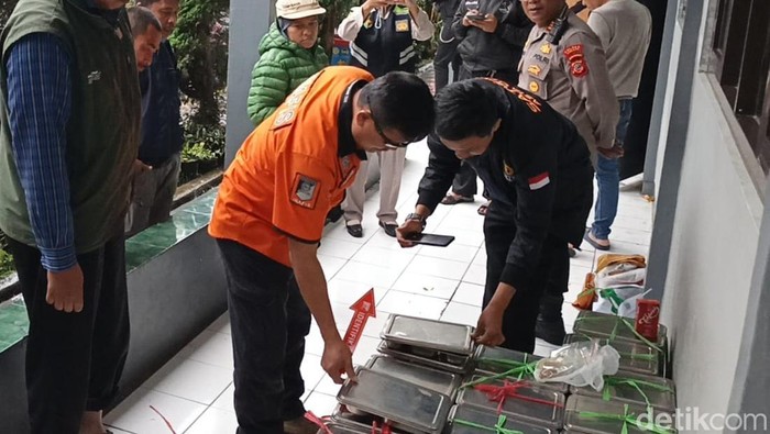 Tim Inafis Satreskrim Polres Cimahi olah TKP keracunan MBG di SMPN 1 Lembang