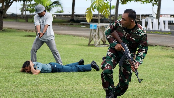 TNI AL Gelar Simulasi Penanggulangan Teror di Lanal Mamuju Pelaku kejahatan teror menyandera prajurit TNI AL saat simulasi penanggulangan teror di Mako Pangkalan Angkatan Laut (Lanal) Mamuju, Sulawesi Barat, Kamis (23/10/2025). Simulasi tersebut dalam rangka melatih kesiapan serta kemampuan personel saat menghadapi kondisi krisis sekaligus meningkatkan pengamanan pada objek vital yang berada di wilayah Mamuju. ANTARA FOTO/Akbar Tado